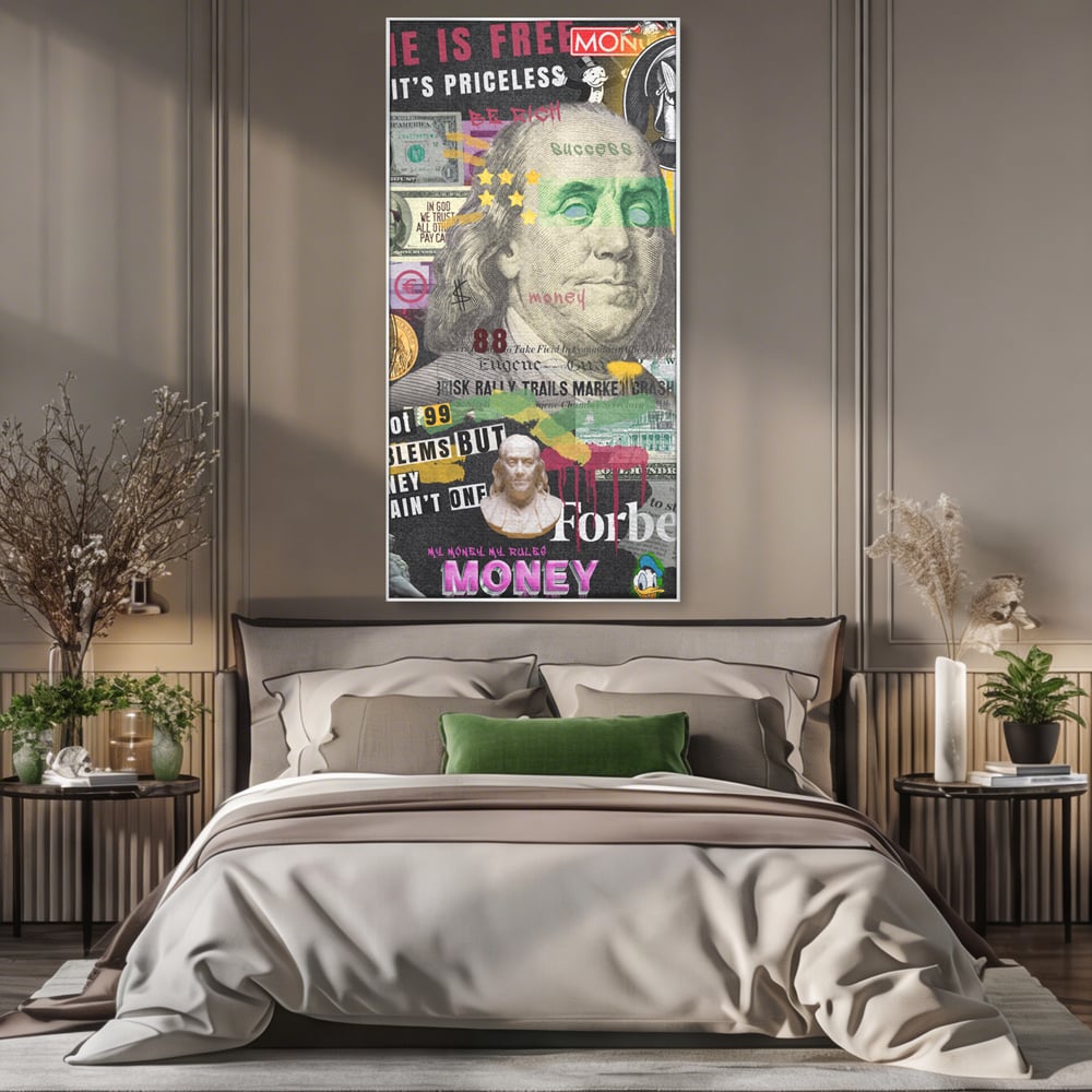 Tablou canvas cu tablou canvas cu portretul lui benjamin franklin, in rama de aluminiu argintiu, pe perete intr-un dormitor